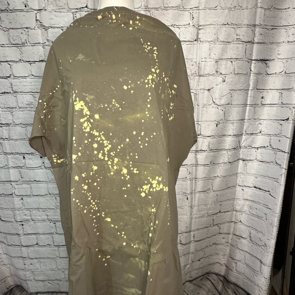 6 clovers graphic bleached t-shirt size 2XL (XXL), unisex sizing. - Picture 3 of 6